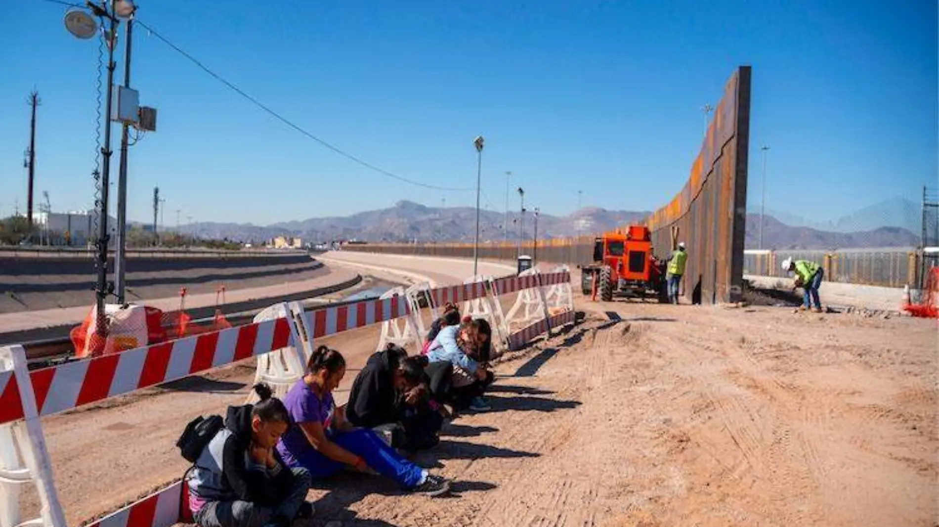 Texas construye muro en la frontera con México para frenar migrantes